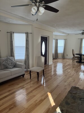 TV - Large 4 bedroom house in silver lake (Providence)