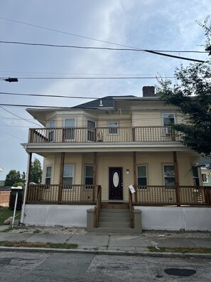 Exterior - Large 4 bedroom house in silver lake (Providence)