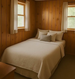 Quarto com painéis de madeira, uma cama, duas janelas com cortinas e uma mesa de cabeceira.