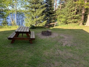 Property grounds - Gresham Shores - Smiling Moose - PET FRIENDLY (Arbor Vitae)