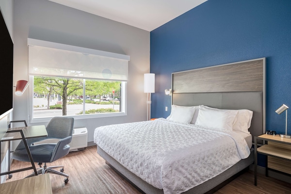 Room, 1 King Bed, Accessible (Hearing) | Desk, free WiFi, bed sheets