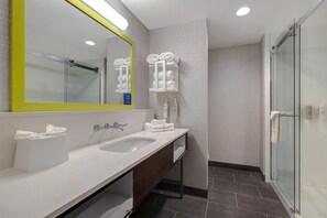 Bathroom shower - Hampton Inn & Suites Marina (Marina)