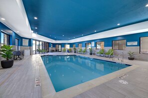 Indoor pool, open 9:00 AM to 10:00 PM, sun loungers - Hampton Inn & Suites Marina (Marina)