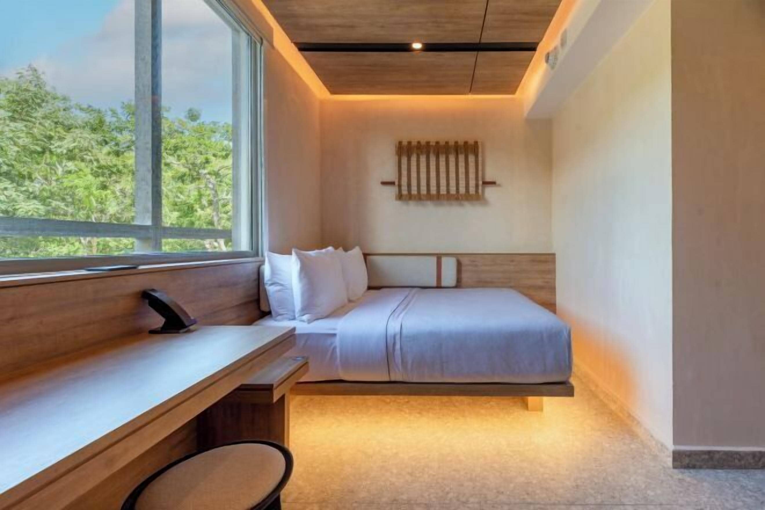 Ropa de cama de alta calidad y caja de seguridad en la habitación 