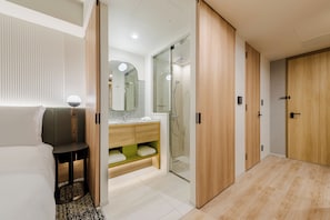 Family Room, 1 Queen Bed | Bathroom | Shower, hair dryer, electronic bidet, towels - Hilton Garden Inn Kyoto Shijo Karasuma (Kyoto)