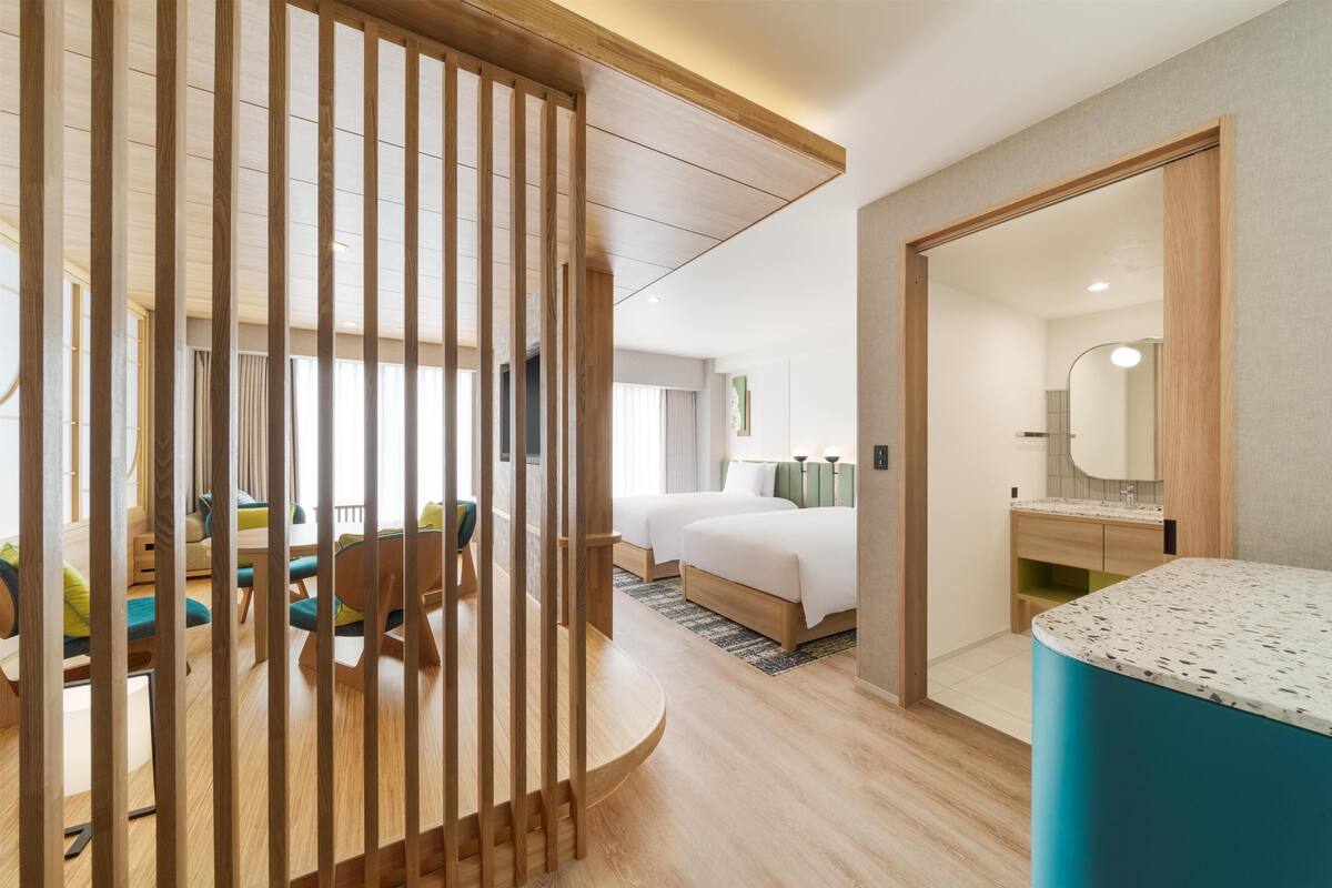 Kamar Deluks, 2 Tempat Tidur Twin | Selimut bulu angsa, brankas, meja kerja, dan ruang kerja ramah laptop