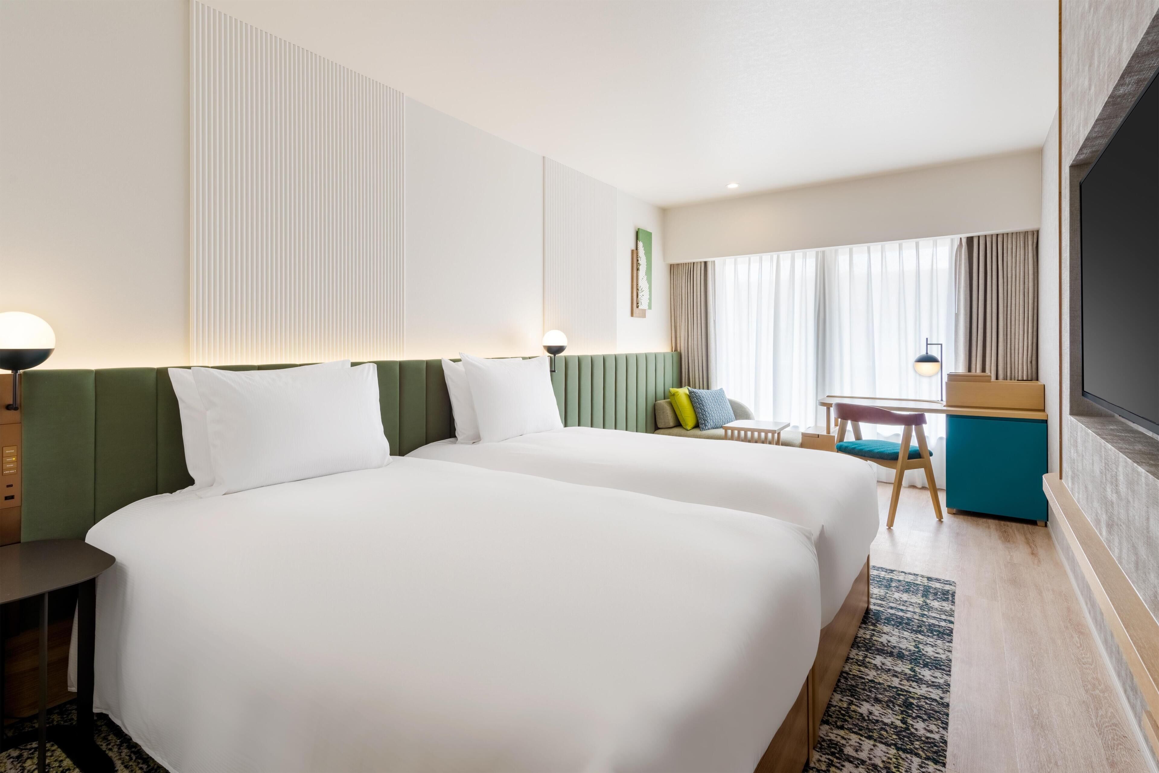 ألحفة محشوة بالريش وخزنة داخل الغرفة ومكتب ومساحة عمل للكمبيوتر المحمول