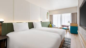 Cubrecamas, caja de seguridad en la habitación y escritorio