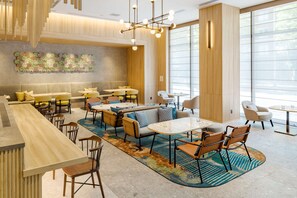 Melayani sarapan, makan siang, dan makan malam