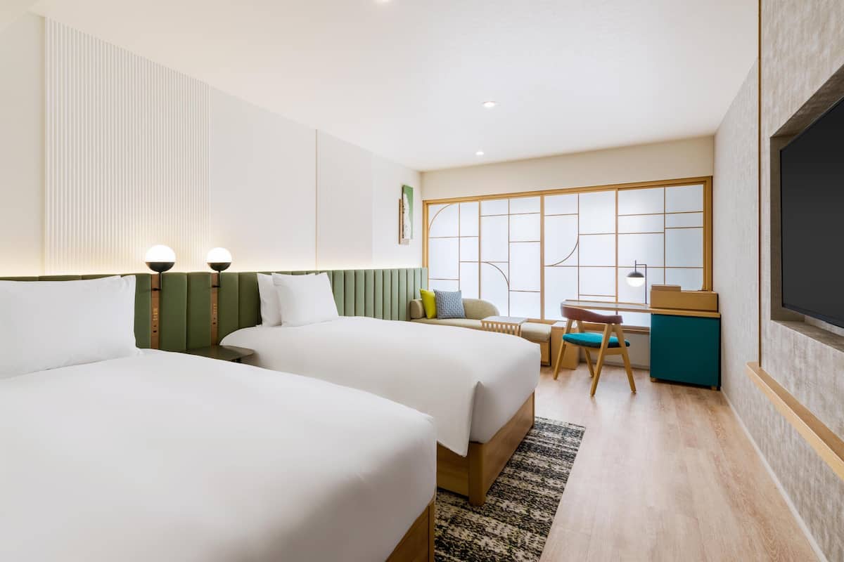 Kamar Keluarga, 2 Tempat Tidur Twin | Selimut bulu angsa, brankas, meja kerja, dan ruang kerja ramah laptop