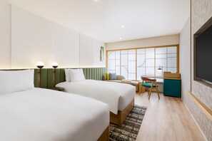 Habitación familiar, 2 camas individuales | Edredón, caja de seguridad en la habitación y escritorio 