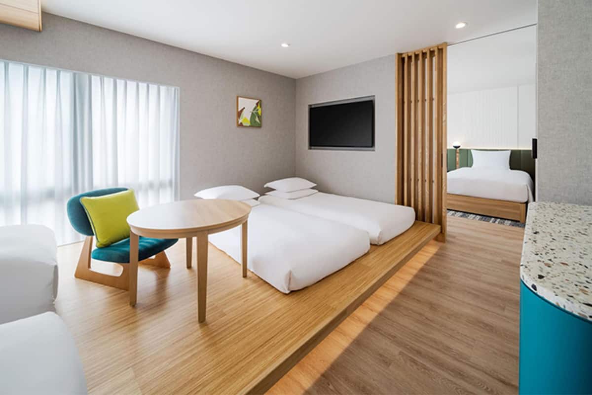 Kamar Keluarga, 2 Tempat Tidur Twin | Selimut bulu angsa, brankas, meja kerja, dan ruang kerja ramah laptop