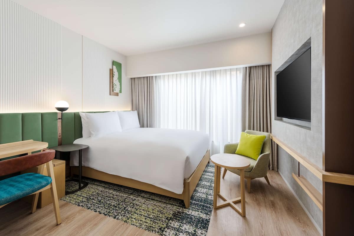 Camera Deluxe, 1 letto queen, accessibile ai disabili | Copriletto in piuma, una cassaforte in camera, una scrivania