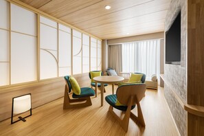 Habitación Deluxe, 2 camas individuales | Edredón, caja de seguridad en la habitación y escritorio 