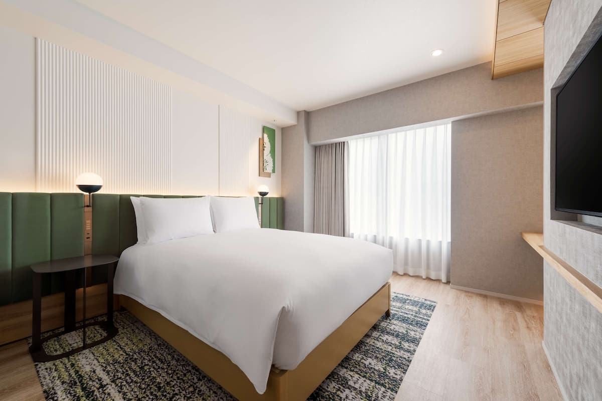 Camera Deluxe, 1 letto queen (Family Room) | Copriletto in piuma, una cassaforte in camera, una scrivania