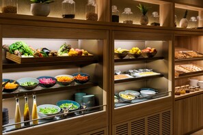 Breakfast, lunch and dinner served - Hilton Garden Inn Kyoto Shijo Karasuma (Kyoto)