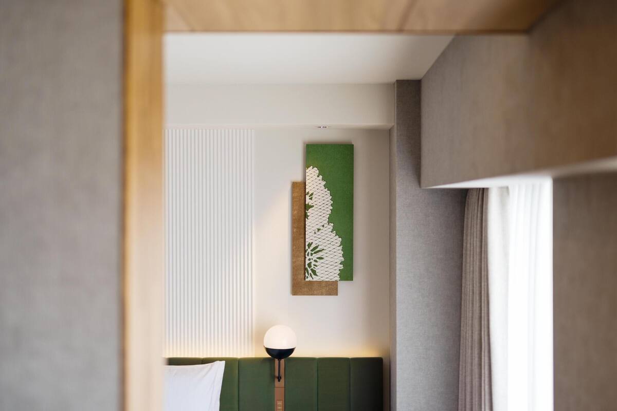 Kamar Deluks, 1 Tempat Tidur Queen (Family Room) | Selimut bulu angsa, brankas, meja kerja, dan ruang kerja ramah laptop