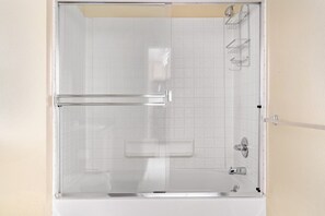 SĂšche-cheveux, serviettes fournies