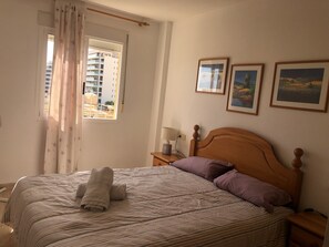 3 bedrooms, iron/ironing board, internet, bed sheets