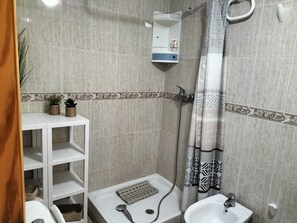 Douche, sèche-cheveux, serviettes fournies