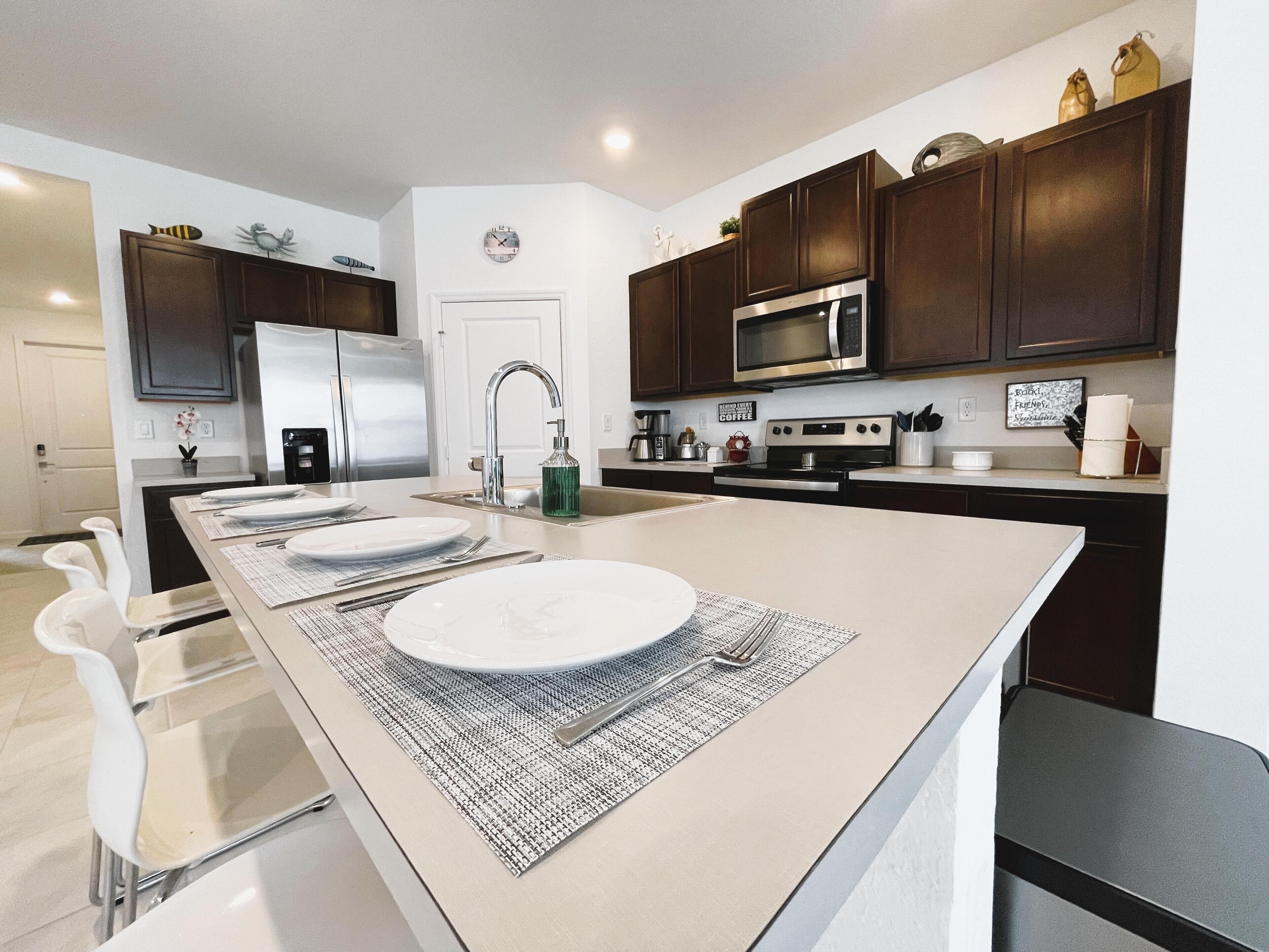 Full-size fridge, microwave, oven, stovetop