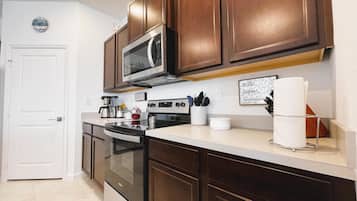 Design House | Private kitchen | Full-sized fridge, microwave, oven, stovetop