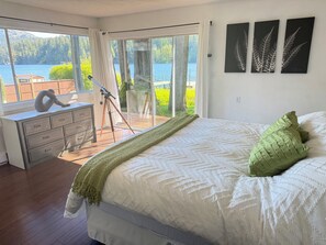 3 bedrooms, desk, travel crib, free WiFi - West House! A beautiful lake front home with hot tub and dock. (Shawnigan Lake)