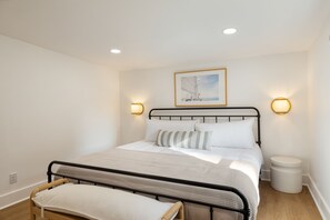5 habitaciones, escritorio y tabla de planchar con plancha
