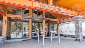 Une entrée en bois, surmontée d’une enseigne indiquant « THE WESTIN ».
