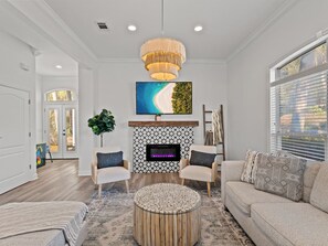 Smart TV, caminetto, videogiochi