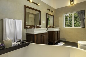 Habitación Deluxe (Lilac) | Baño | Artículos de higiene personal gratuitos, secador de pelo y albornoces