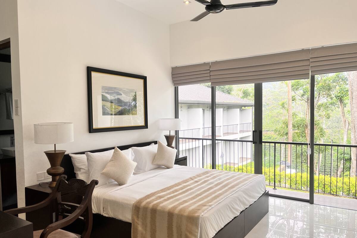 Minibar với thức uống miễn phí, két bảo mật tại phòng 