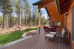 Outdoor dining - Bearfoot Cabin (Pinetop)