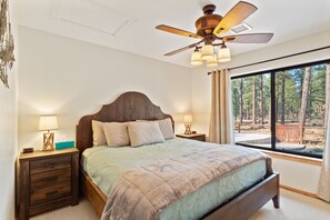 3 bedrooms, iron/ironing board, free WiFi, bed sheets - Bearfoot Cabin W/Hot Tub, Gas Fire Pit, Game Room & Direct Forest Access (Pinetop)