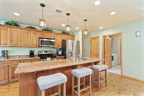 Fridge, microwave, oven, stovetop - Bearfoot Cabin (Pinetop)