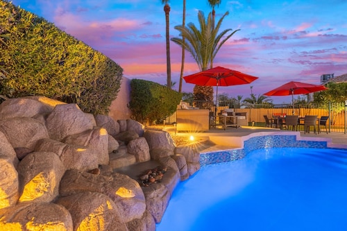 LUXE Oasis w/Resort Style Heated Pool & Spa-BBQ-Putting Green-EV Outlet-Shopping