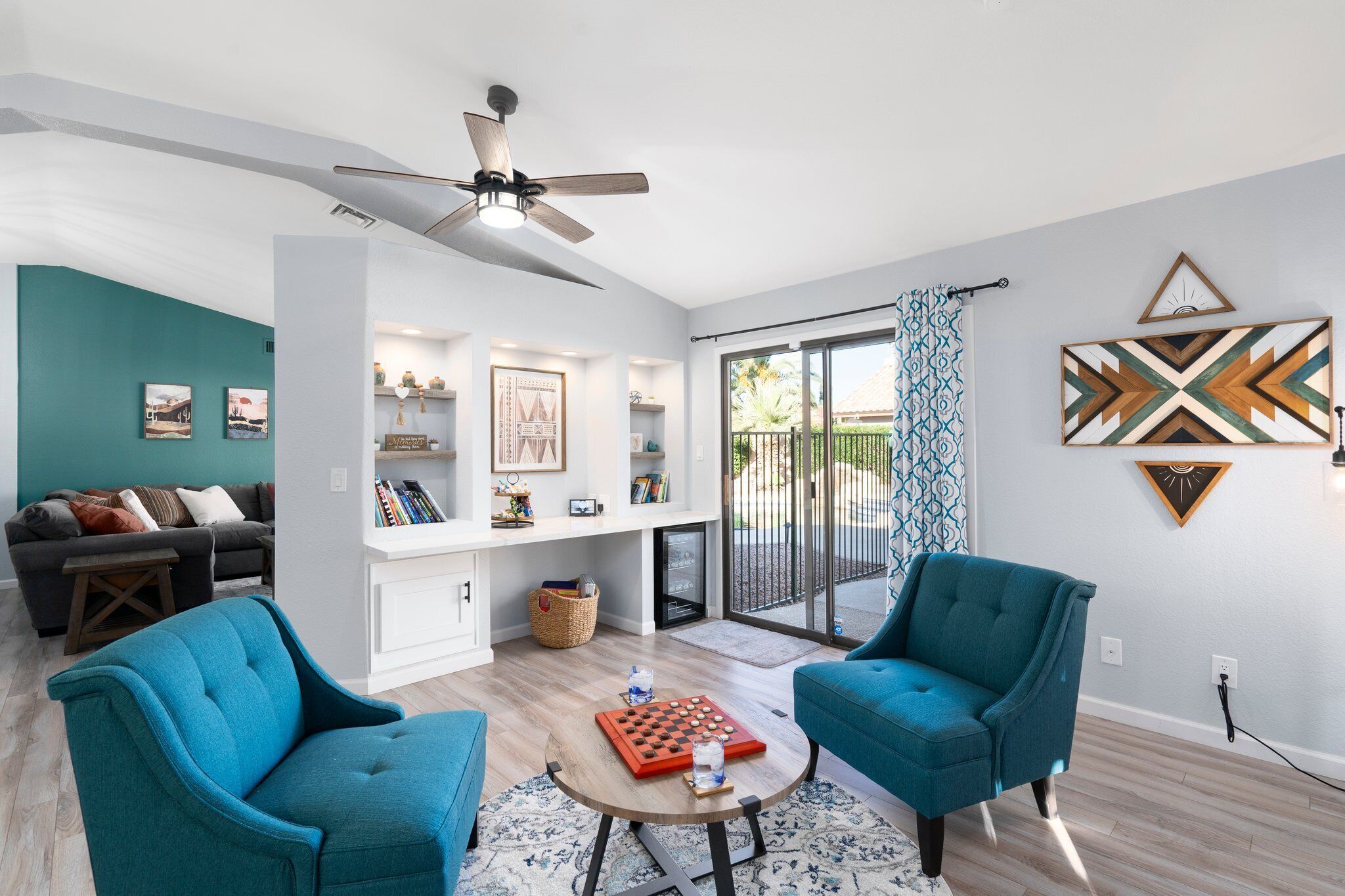 Smart-tv, een open haard, een videogameconsole en boeken