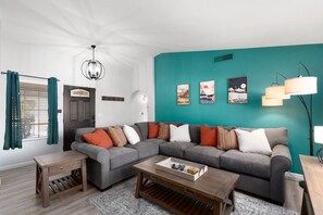 تلفزيون ذكي، مدفأة، وحدة تحكم لألعاب الفيديو، كُتُب