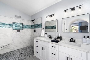 Ducha y bañera combinadas y artículos de higiene personal gratuitos