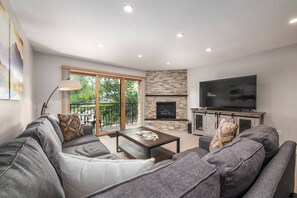 Smart TV, fireplace, books - Amazing Setting on Mtn-100 yds to Thunderhead Lift-Heated Pool-Hot Tub-Grill-Fireplace-Remodeled (Steamboat Springs)