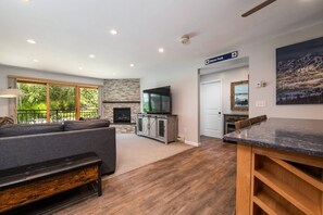 Een smart-tv, een open haard en boeken