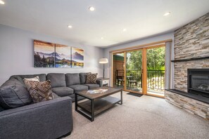 Een smart-tv, een open haard en boeken