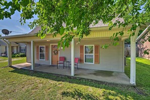 Exterior - Quaint Downtown Murfreesboro Cottage w/ Lush Yard (Murfreesboro)
