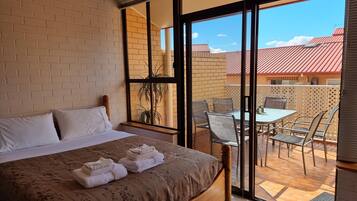 1 habitación, tabla de planchar con plancha, wifi gratis y ropa de cama