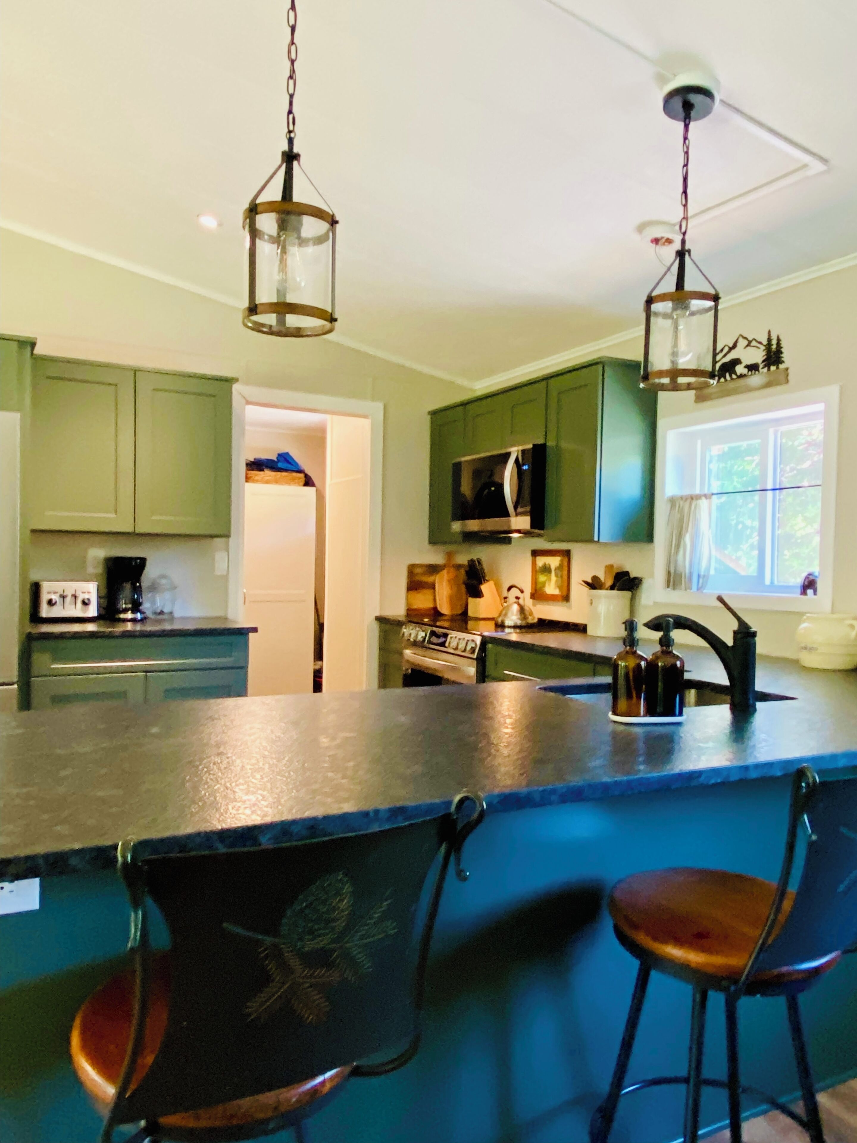 Upgraded Riverfront Property. 3bd/2ba. Spa Bath. Fishing