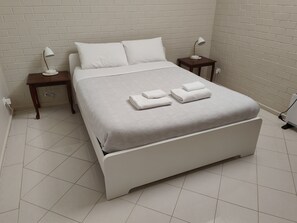 1 soverom, skrivebord, strykejern/-brett og wi-fi (inkludert)