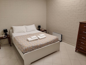 1 soverom, skrivebord, strykejern/-brett og wi-fi (inkludert)