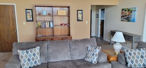 Smart TV, fireplace, table tennis - Lakefront home with patio, private boat dock and fishing pier (Clearlake)