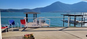 Terrace/patio - Lakefront home with patio, private boat dock and fishing pier (Clearlake)