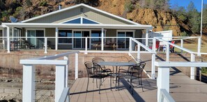 Outdoor dining - Lakefront home with patio, private boat dock and fishing pier (Clearlake)